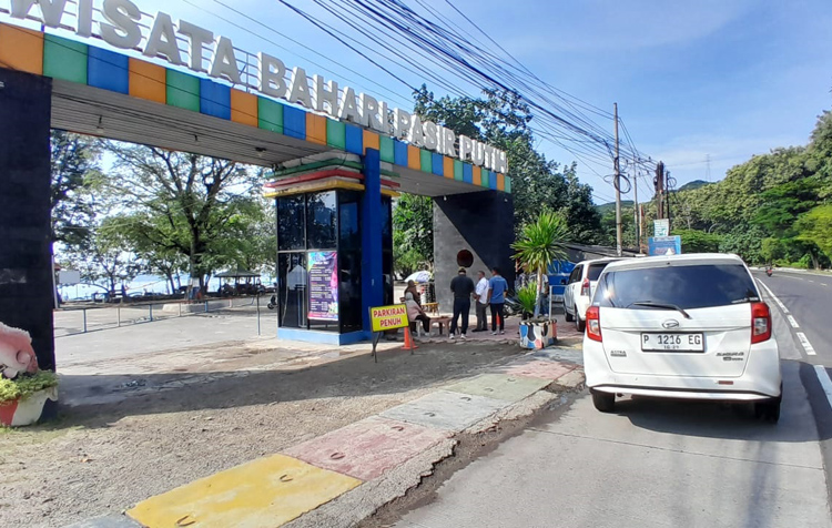 Pintu gerbang tempat wisata Pasir Putih di Mlandingan, Situbondo.