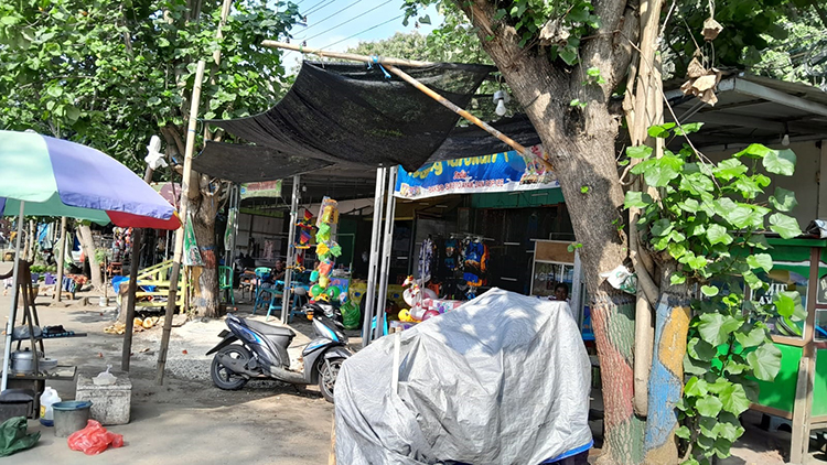 BUTUH PEMASUKAN: Kondisi pedagang di wisata bahari Pasir Putih Kecamatan Bungatan, sepi pembeli, Jumat (23/5).