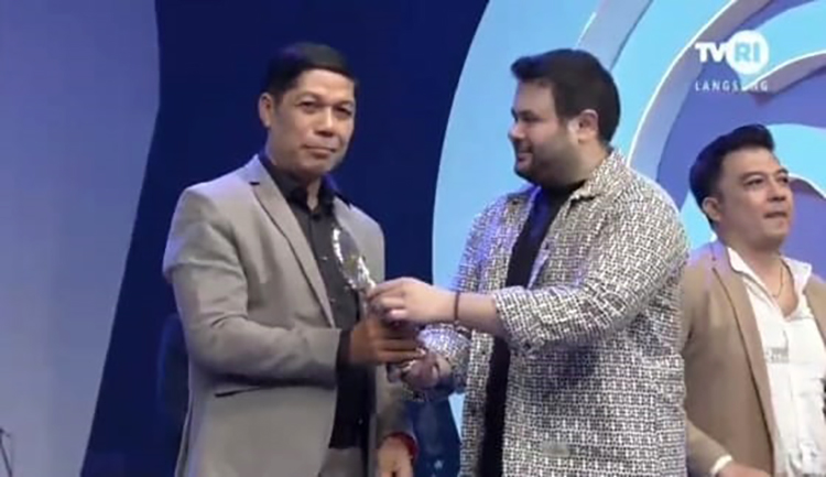 Husin Albana menerima piala dari Ridho Rhoma. (Tangkapan Layar TVRI)