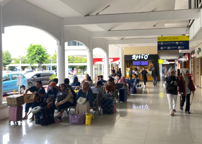 Penumpang KA dari Stasiun Surabaya Gubeng dan Pasarturi diimbau datang lebih awal karena Surabaya Vaganza berdampak pada lalu lintas kota.