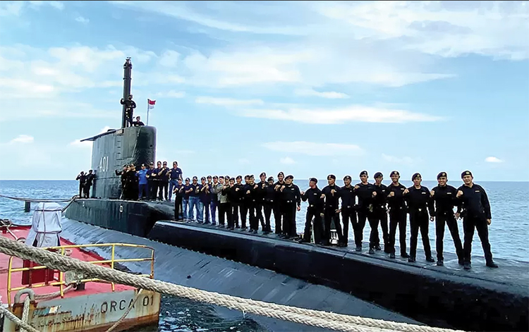 Awak kapal selam KRI Cakra-401 berfoto bersama saat commodore inspection di perairan Panarukan, Situbondo, Jawa Timur. (PT PAL Indonesia for Jawa Pos)