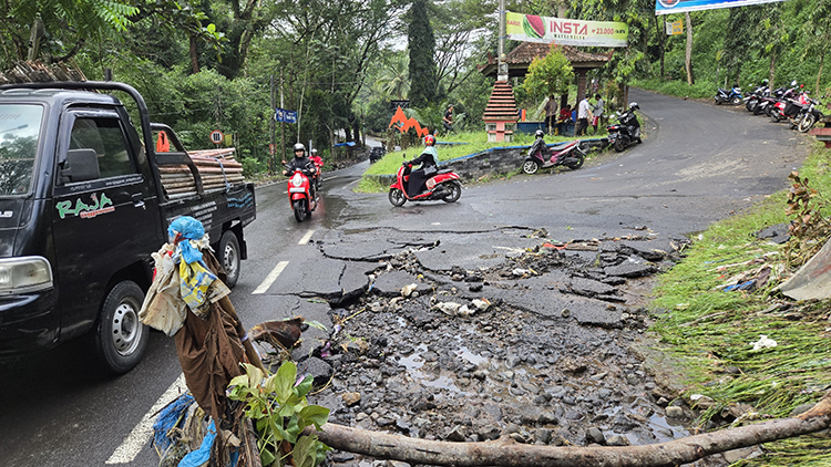 RETAK: Jalan raya menuju Ijen, tepatnya di Desa Jelun, Kecamatan Licin, mengalami kerusakan parah akibat banjir, Kamis malam (22/5).