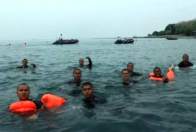 Ombak tenang pantai pasir putih Situbondo. (ig @pusdikbrimob)