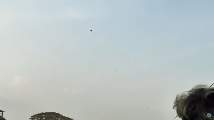 Layangan aduan di Indoensia.