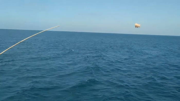 Mancing menggunakan layangan.