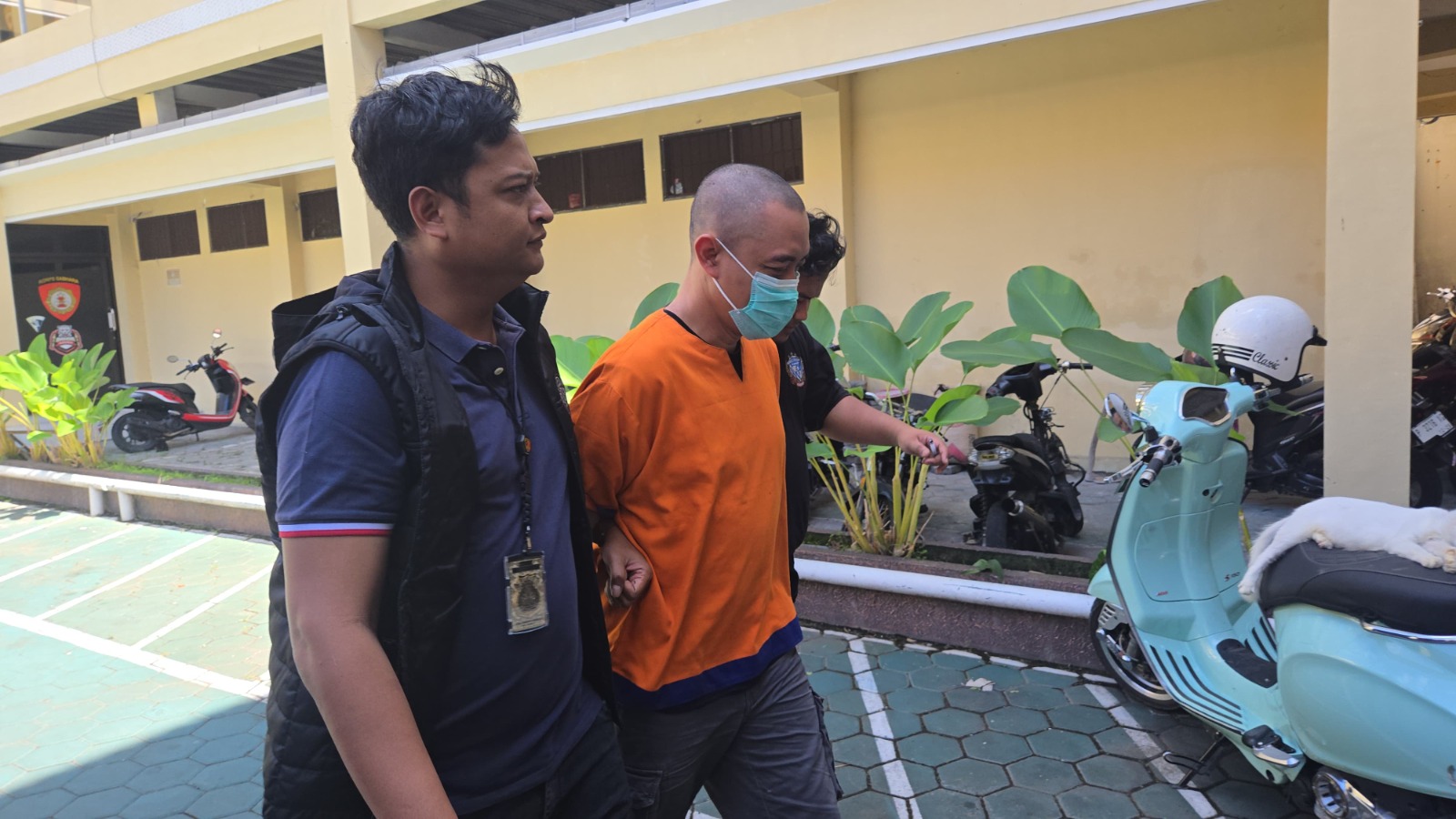 DITAHAN: Tersangka Idrus Efendi digiring Kanit Pidsus Ipda Azmal Rahadian menuju ruang penyidik Satreskrim Polresta Banyuwangi, Sabtu (24/5) lalu.