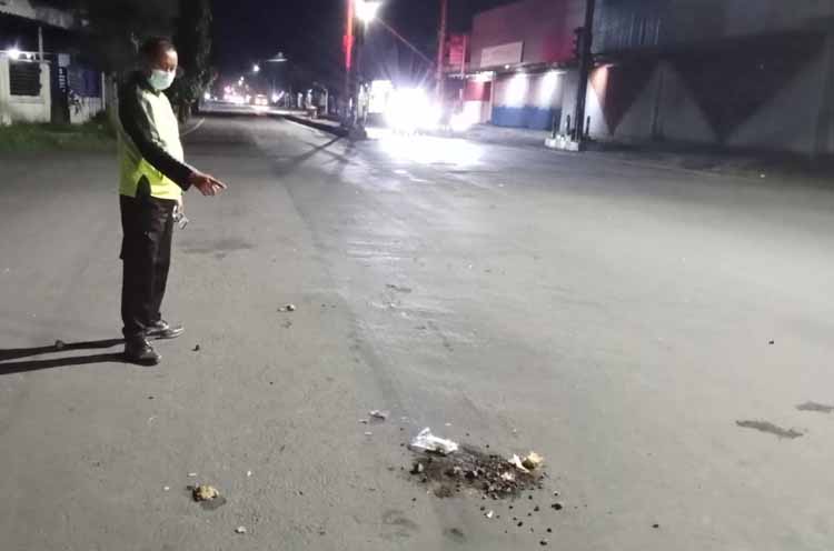 OLAH TKP: Anggota Kanitlaka Polres Situbondo meninjau lokasi kecelakaan di Jalan Raya Argopuro, Kelurahan Mimbaan, Kecamatan Panji, Sabtu malam (24/5).