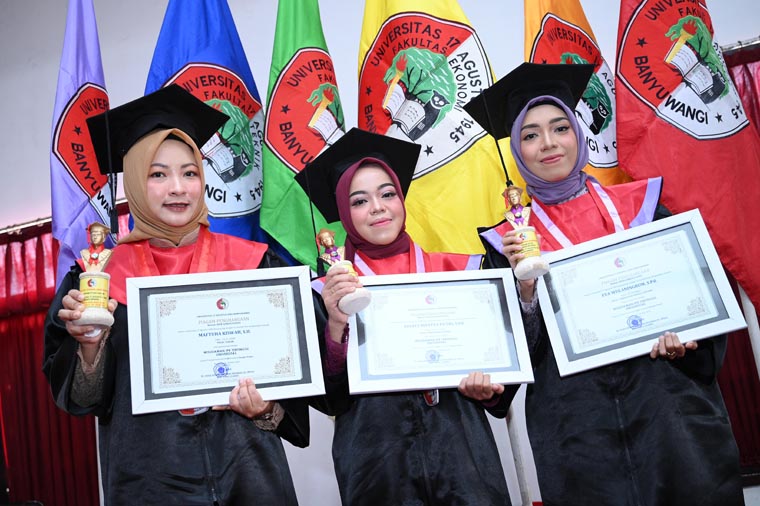 RAIH IPK TERTINGGI: (Dari kiri) Maftuha Kiswah (Hukum), Aulita Inestya Putri (Pendidikan Sejarah), dan Eva Wulaningrum dari Pendidikan Bahasa Inggris.