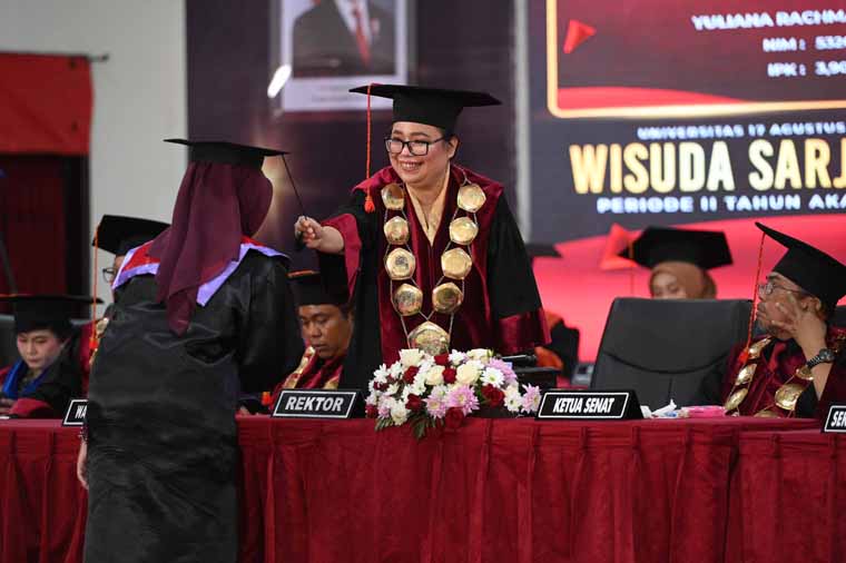 Rektor Untag Banyuwangi Dr Yovita Vivianty Indriadewi Atmaja SE MCom memindahkan tali toga wisudawan Untag, Sabtu (24/5).