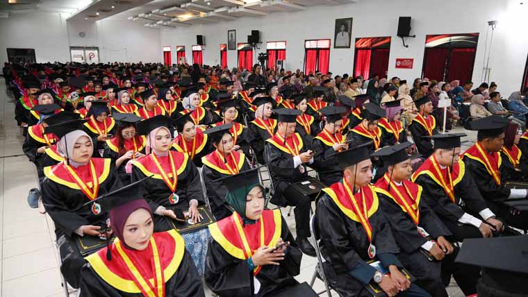 SIAP HADAPI TANTANGAN: Prosesi wisuda ke-48 periode II Untag Banyuwangi tahun akademik 2024/2025 diikuti 166 sarjana dari enam fakultas dan 11 program studi.