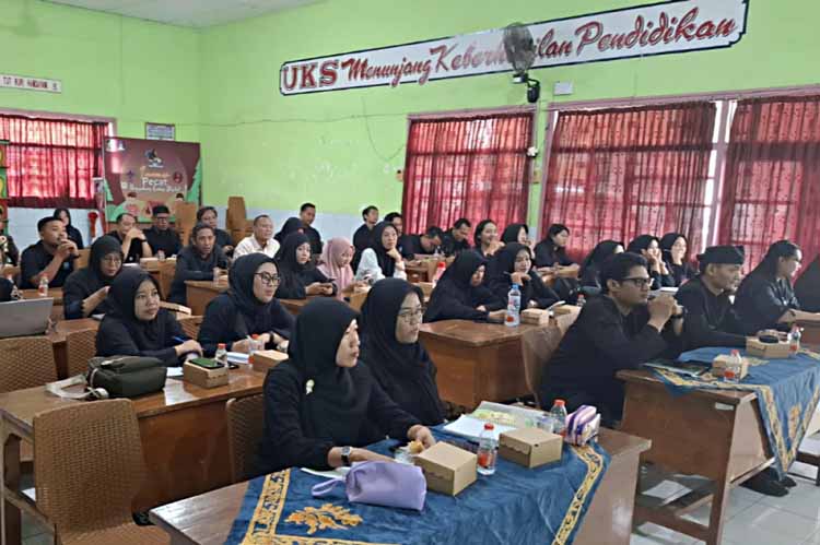 JELANG PENDAFTARAN: Dinas Pendidikan Banyuwangi menggelar sosialisasi kepada panitia SPMB di SDN 4 Penganjuran pada Sabtu (24/5).