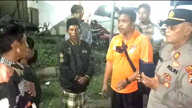 Anggota Polres Situbondo dan warga berkerumun di rumah almarhum Jumawan, 57, warga Dusun Panapan, Desa Sopet, Kecamatan Jangkar, di RSUD Asembagus, Sabtu malam (24/5).