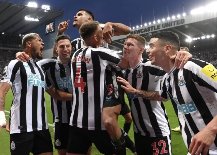 Newcastle lolos ke Liga Champions 2025/2026 meski kalah di laga terakhir, berkat kekalahan Aston Villa dari Manchester United.