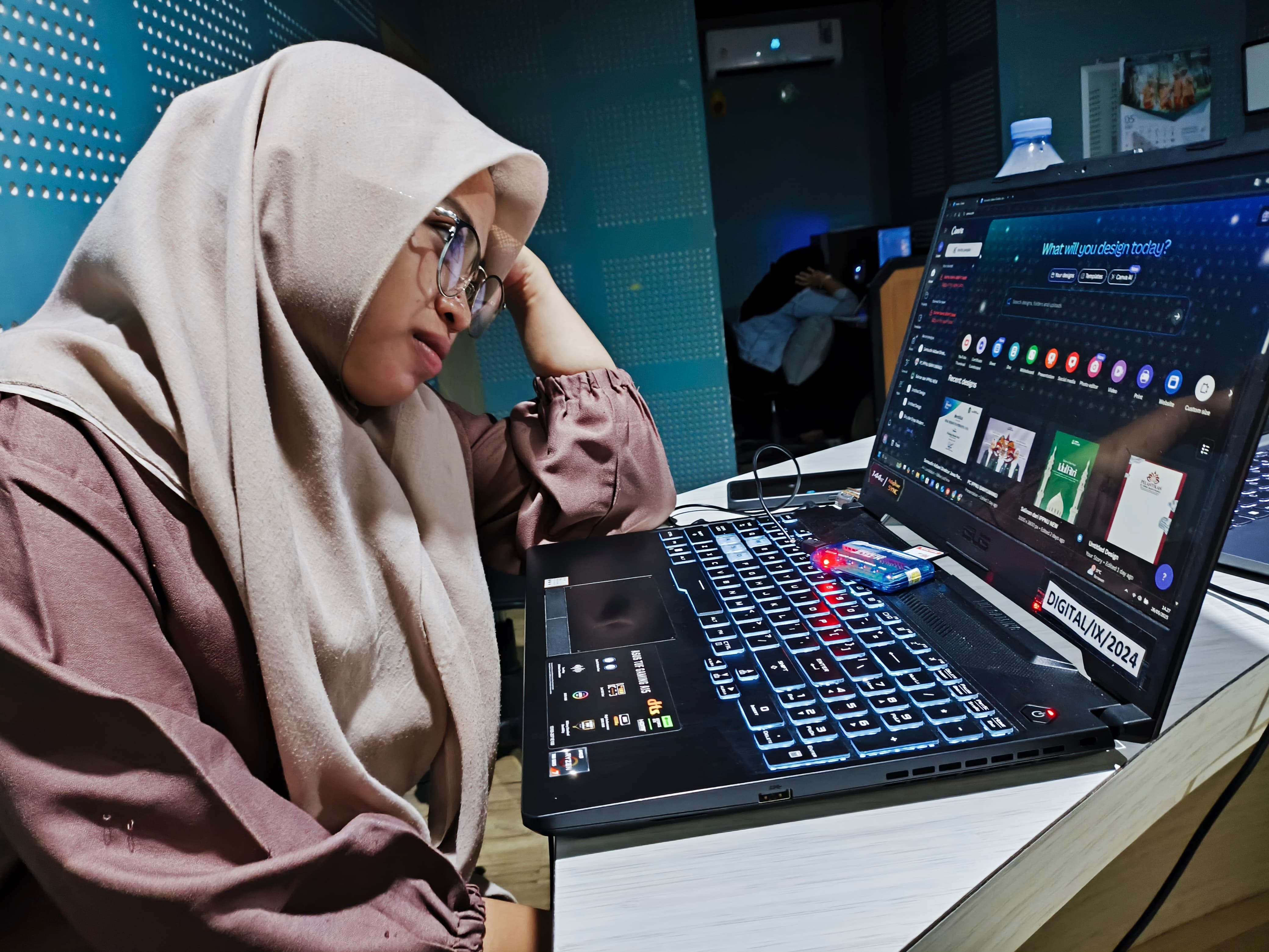 Canva mengalami gangguan, pekerja pusing tidak karuan.