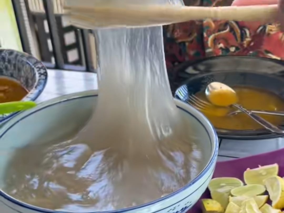 Cara membuat papeda, makanan khas Papua.