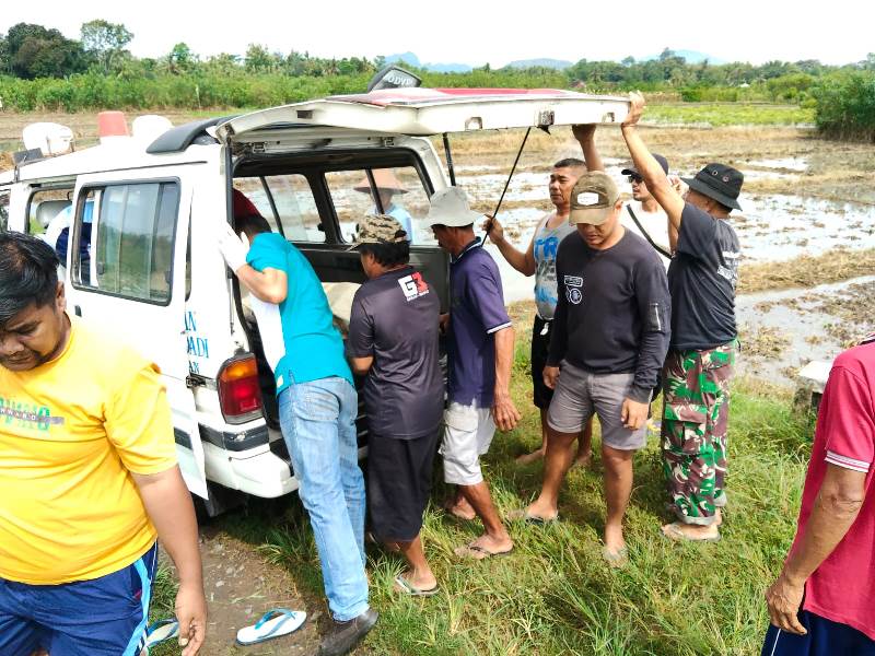 TKP: Jenazah Paniel  asal Dusun Krajan, Desa Wringinagung, Kecamatan Gambiran dievakuasi untuk diantar ke rumahnya pada Sabtu, (24/5).
