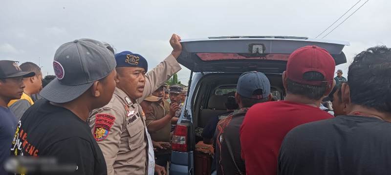 EVAKUASI: Jenazah Suwandi asal Dusun Muncar Baru, Desa Tembokrejo, Kecamatan Muncar saat dibawa ke ambulans untuk diantar ke rumahnya pada Sabtu (24/5).