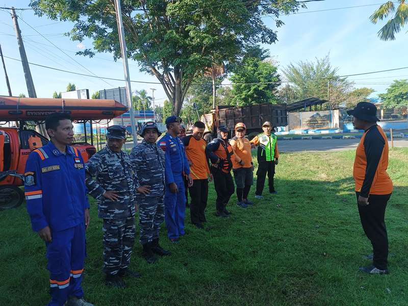 PERSIAPAN: Tim gabungan apel sebelum melakukan pencarian dua nelayan yang hilang di hari kedua,Minggu (25/5)