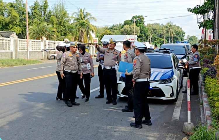 CEK LOKASI: Anggota Satlantas Polresta Banyuwangi melakukan pemetaan black spot dan trouble spot di wilayah Kelurahan Bulusan, Kecamatan Kalipuro, Minggu (25/5).