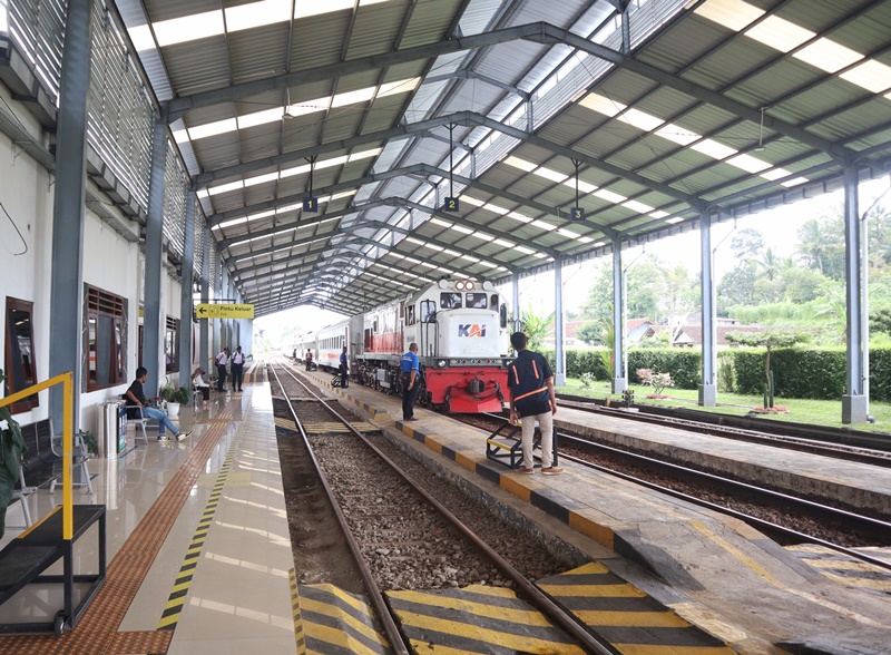 MELONJAK: KA Wijayakusuma akan berangkat dari Stasiun Kalisetail, Desa/Kecamatan Sempu Minggu (25/5).
