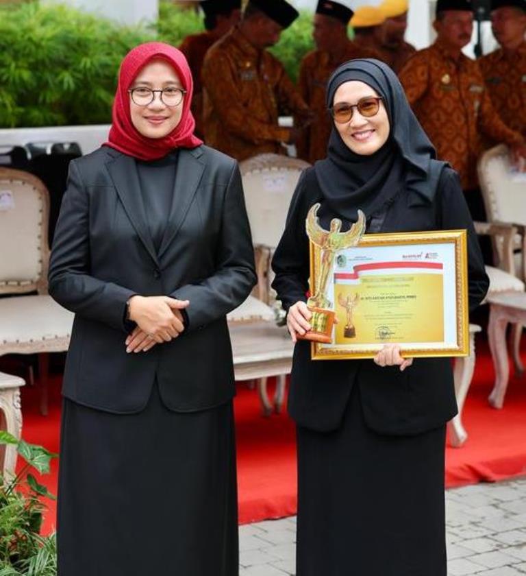 TERBAIK: Direktur RSUD Genteng dr Hj Siti Asiyah Anggraeni, MMRS, FISQua (kanan) bersama Bupati Banyuwangi Ipuk Fiestiandani