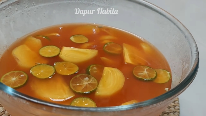 Asinan buah kesemek.