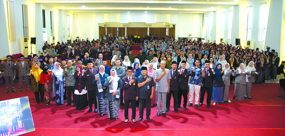 Peserta, senat, dan undangan Pelantikan dan Sumpah Profesi Ners serta Pendidikan Profesi Bidan, foto bersama di Auditorium GBK Stikes Banyuwangi pada Minggu (25/5).