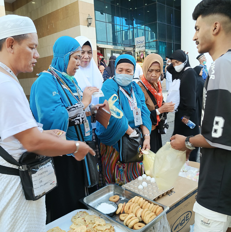 RINDU MAKANAN KHAS: Calon jemaah haji asal Banyuwangi berburu kue basah di sekitar Masjidilharam, Selasa (27/5).