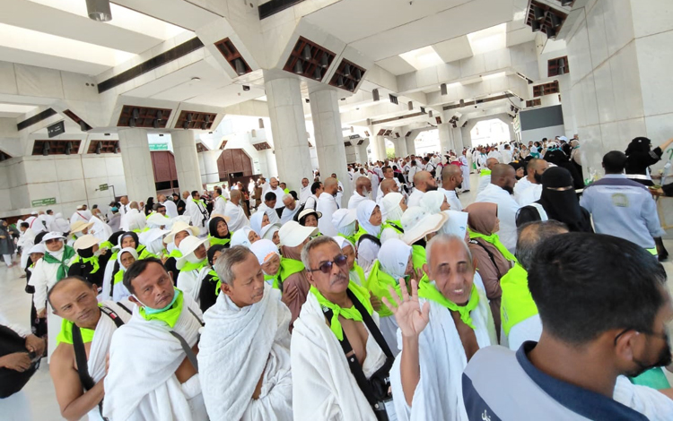 CJH yang tergabung dalam kloter 43 dari KBIH Ummul Qurro mengambil miqat di Masjid Tan&rsquo;im atau Masjid Sayyidah Aisyah, Senin (26/5).