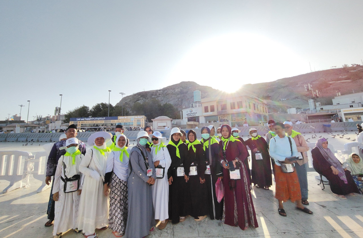 CJH Banyuwangi kloter 43 foto bersama dengan latar gedung perpustakaan yang dulunya merupakan rumah milik Abdul Mutholib, tempat Nabi Muhammad dilahirkan, Selasa (27/5).