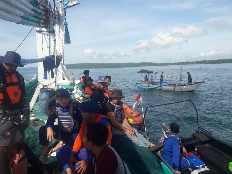 PENCARIAN: Tim gabungan melakukan penyisiran di hari ketiga yang diikuti Kasat Polairud Polresta Banyuwangi Kompol Muchammad Wahyudi senin (26/5).