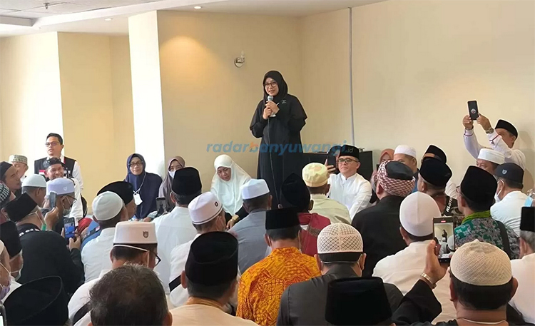 Ilustrasi Bupati Ipuk Fiestiandani dan Menpan-RB Abdullah Azwar Anas mengunjungi jemaah haji Banyuwangi di maktab 701 Hotel Tara Al Rawda pada pelaksanaan haji tahun 2023 lalu.