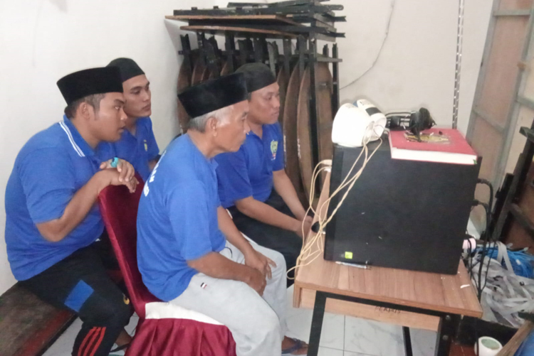 SIDANG ONLINE: Keempat tersangka ilegal fishing menjalani sidang di Lapas Kelas IIA Banguwangi Selasa (27/5).