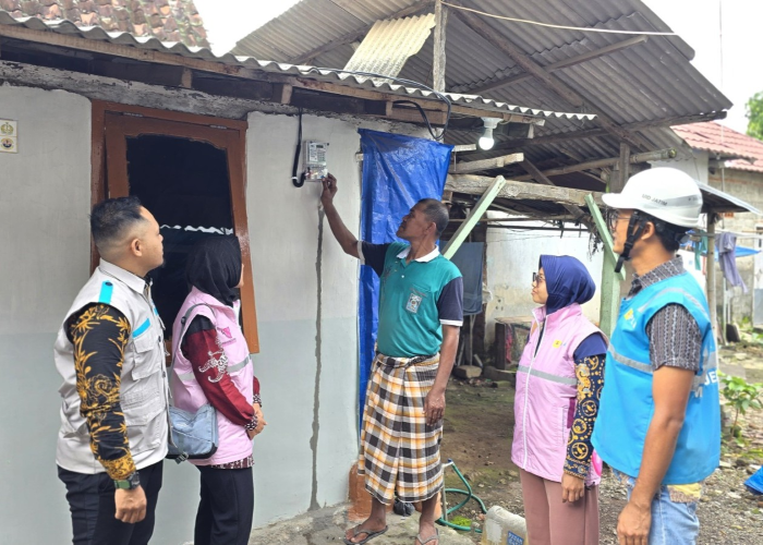 PLN UP3 Banyuwangi bantu 10 keluarga kurang mampu lewat program listrik gratis Light Up The Dream selama Mei 2025.