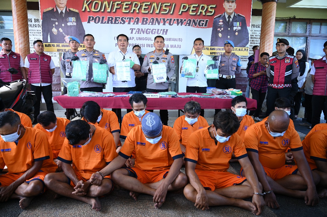 TANGKAPAN BESAR: Para tersangka kasus peredaran narkoba dirilis di Mapolresta Banyuwangi, Rabu siang (28/5).