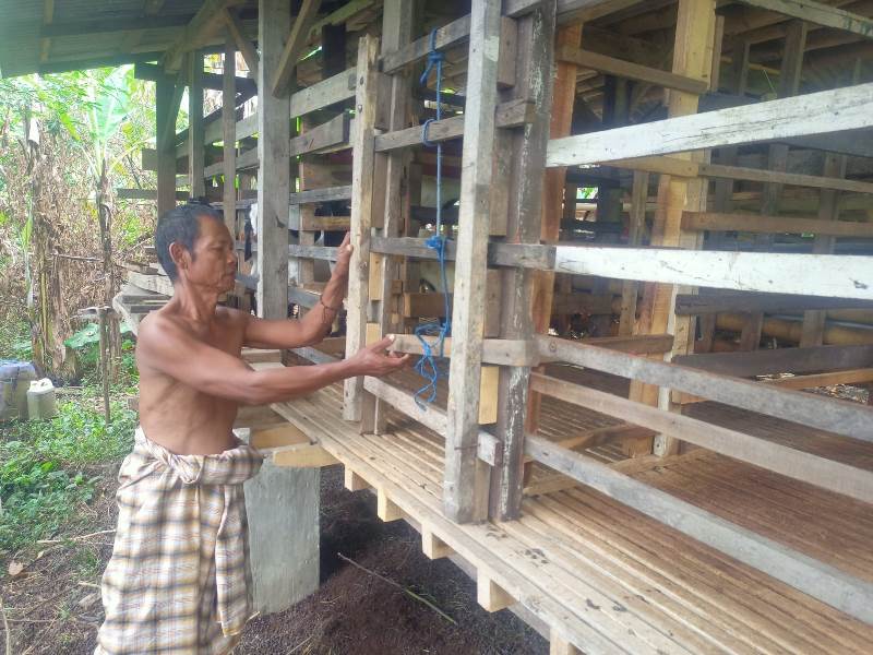 HILANG: Siswantoyo asal Dusun Tamansari, Desa Sraten, Kecamatan Cluring menunjukkan kandang kambing yang dibobol maling Selasa (27/5).