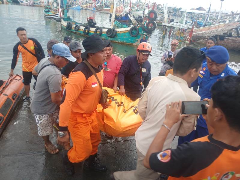 PENYELAMATAN: Tim SAR gabungan mengevakuasi jenazah Pairin asal Desa Bagorejo, Kecamatan Srono dari lokasi karamnya Kapal Gardan Sumber Wangi di daerah Perairan Sembulungan menuju Pelabuhan Muncar