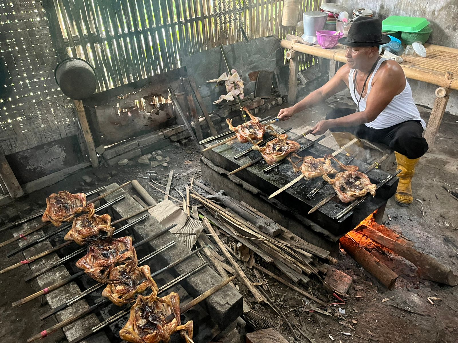 Dibalik ritual Tumpeng Sewu, tersaji resep rahasia kuliner Pecel Pitik Banyuwangi.