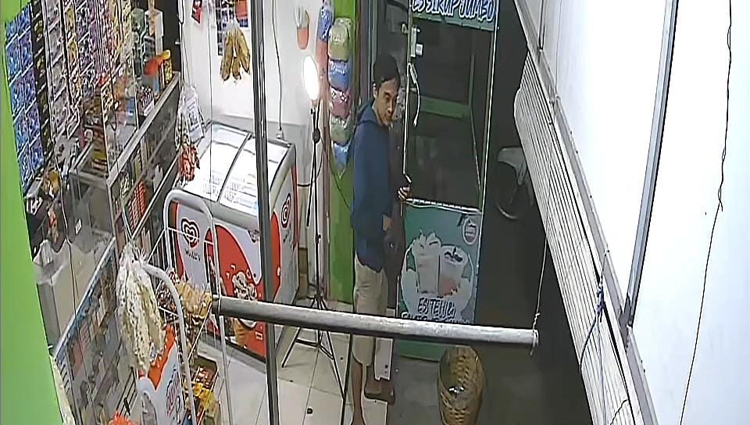 Terduga pelaku pencurian uang terekam CCTV di salah satu toko di Kecamatan Jangkar, akhir bulan April 2025.