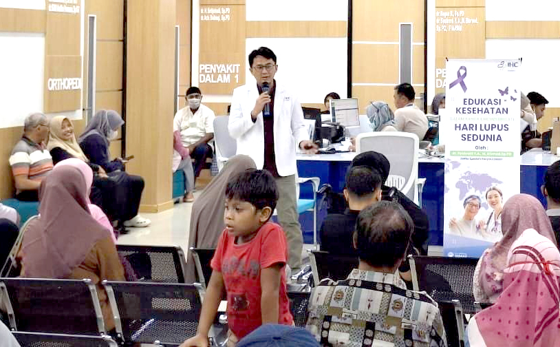 Dr. Syahroni Yudistian A., M, Biomed, Sp.PD, Dokter Spesialis Penyakit Dalam memberikan penjelasan kepada pengunjung IHC RS Elizabeth, belum lama ini.