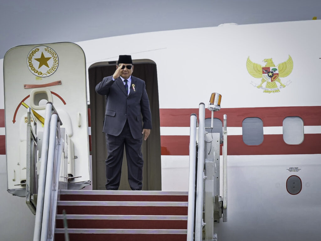 BERSYARAT: Presiden Prabowo Subianto usai mengikti KTT ASEAN di Kuala Lumpur.