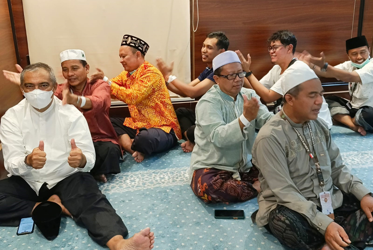 MELEPAS LELAH: Jemaah kloter 44 saling memijat di sela kegiatan pembinaan dari petugas haji terkait persiapan Armuzna di Wadem Six, Rabu (28/5).