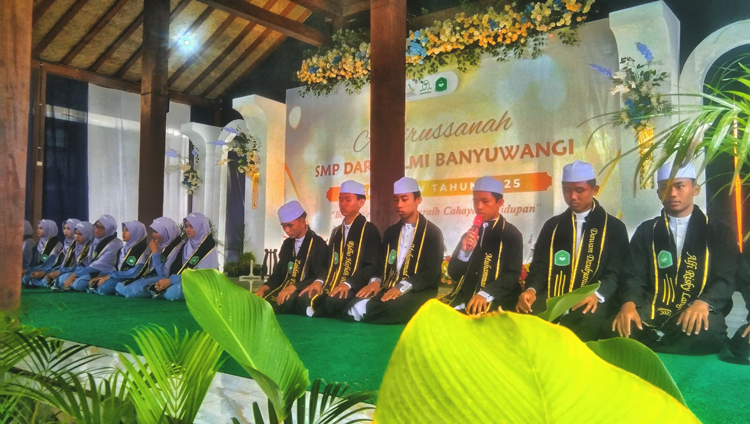 BANGGA: Para santri menampilkan bacaan Al-Qur&rsquo;an dalam acara Akhirussanah ke-4 SMP Darul Ilmi, Desa Kampunganyar, Kecamatan Glagah, Kamis (29/5).