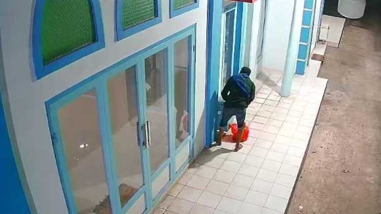 TERCIDUK: Pelaku pencurian kotak amal di Masjid Ar-Ridho Sumberkolak,7 Kecamatan Panarukan, terekam CCTV.