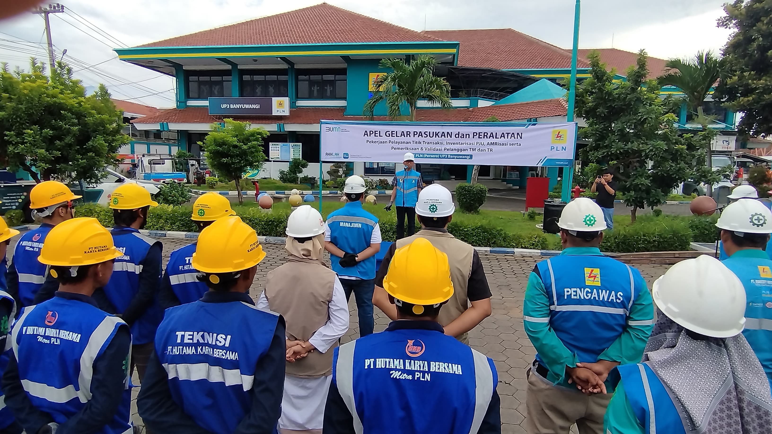 Manager PLN UP3 Banyuwangi Danang Setiawan memimpin apel gelar pasukan dan peralatan yang dilaksanakan di halaman kantor PLN UP3 Banyuwangi pada Rabu (25/5).