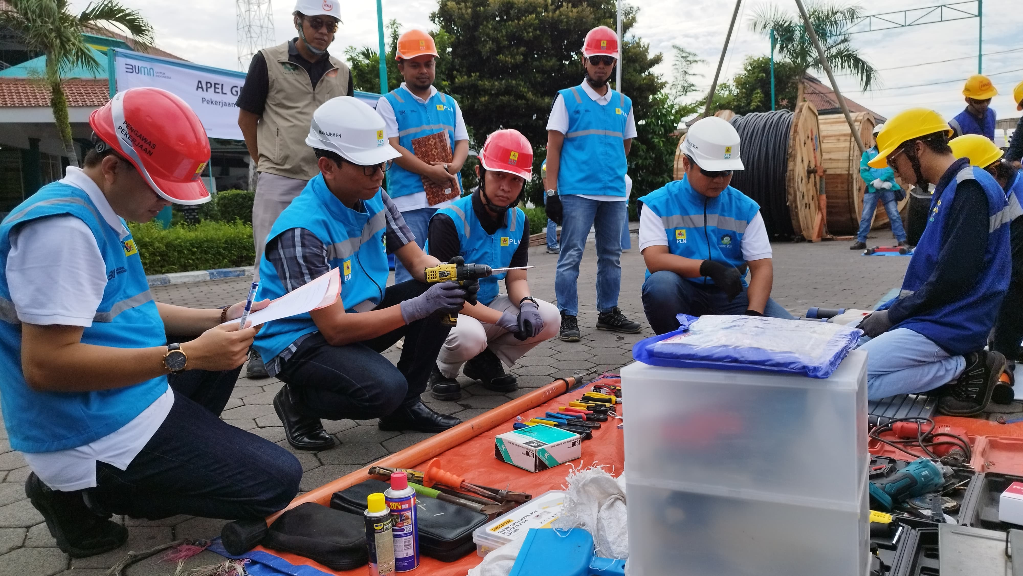 Manajer UP3 Banyuwangi Danang Setiawan mencoba mesin bor salah satu peralatan dan kelengkapan petugas di lapangan.