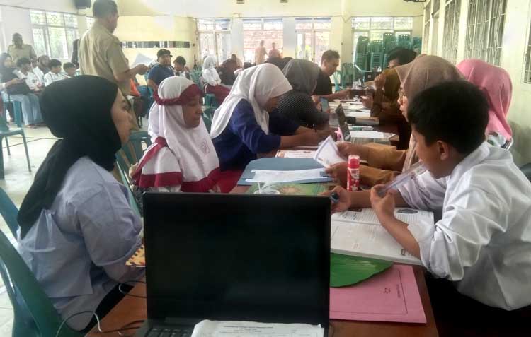 BERBURU KURSI: Para calon siswa mendaftar SPMB jalur prestasi di SMPN 1 Giri pada Senin (27/5) lalu.