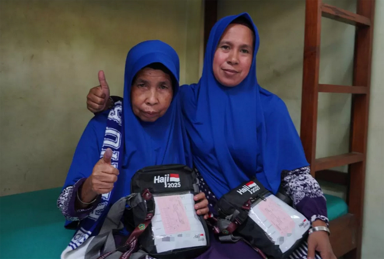 Marhamah, 104 tahun, jemaah asal Pamekasan menjadi haji tertua di Jawa Timur tahun 2025.
