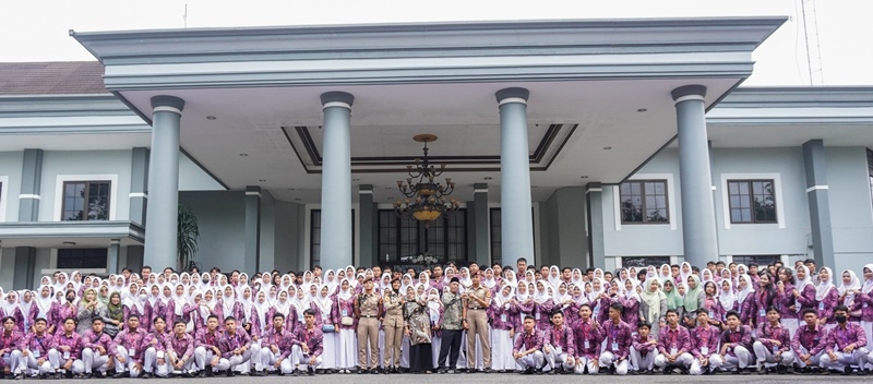 PRESTASI: Kepala Smansa Genteng Minarto bersama ratusan siswanya saat study observasi pada Februari 2025.