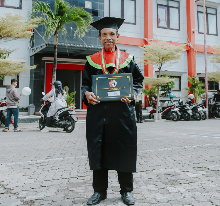 BANGGA: Suriyono alias Pak No memegang ijazah Sarjana Pertanian dan balon usai menjalani wisuda di kampus Untag Banyuwangi, Sabtu lalu (24/5).